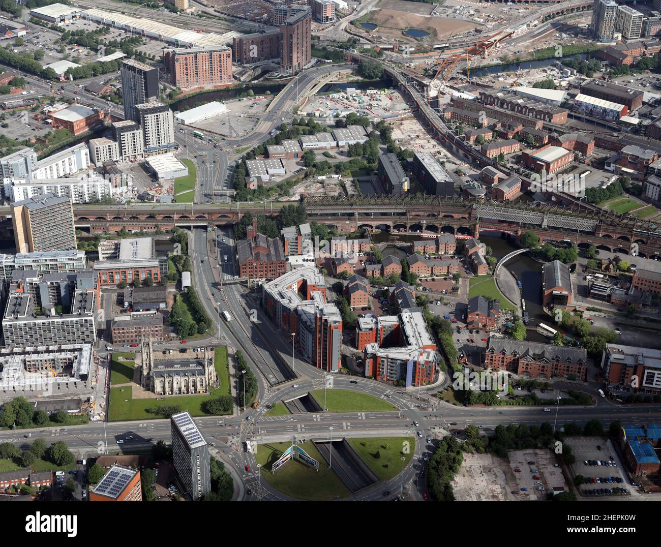 Vista aerea di Salford Manchester guardando NNW su Egerton Street dalla rotonda di A56 e A57(M), e attraverso il canale Bridgewater e la ferrovia Foto Stock