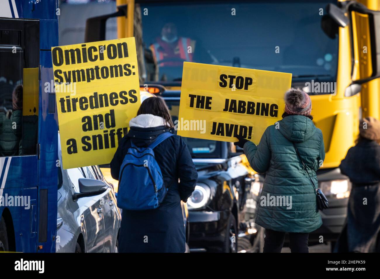 Londra, Regno Unito. 12th gennaio 2022. Un gruppo di manifestanti anti anti-vax fa una protesta statica nel centro di Westminster con cartelli che criticano l'attuale introduzione del vaccino Covid-19. Credit: Guy Corbishley/Alamy Live News Foto Stock