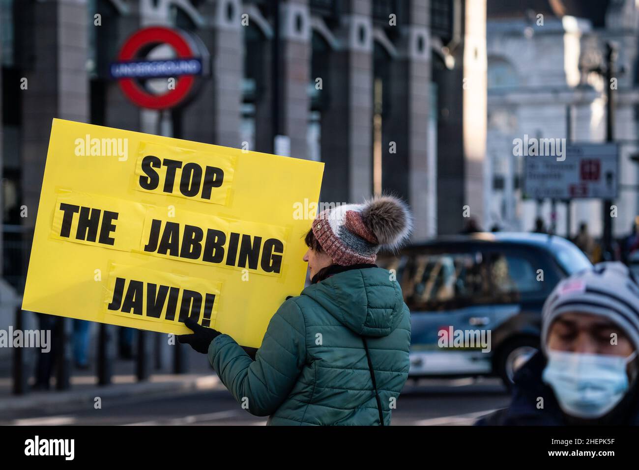 Londra, Regno Unito. 12th gennaio 2022. Un gruppo di manifestanti anti anti-vax fa una protesta statica nel centro di Westminster con cartelli che criticano l'attuale introduzione del vaccino Covid-19. Credit: Guy Corbishley/Alamy Live News Foto Stock