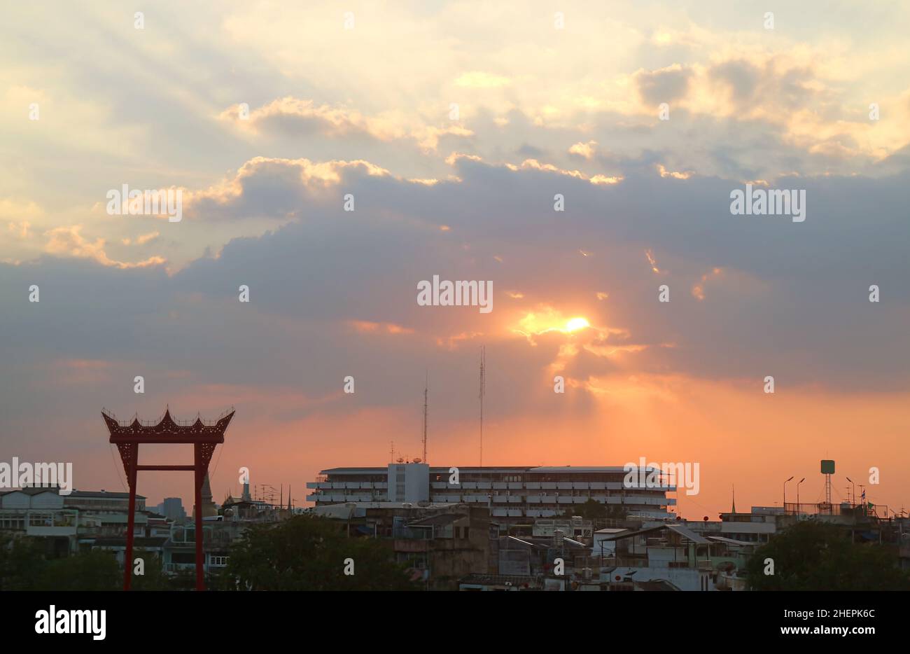 Vista aerea panoramica dello skyline di Bangkok con ala gigante o Sao Ching Cha al fantastico tramonto, Bangkok, Thailandia Foto Stock