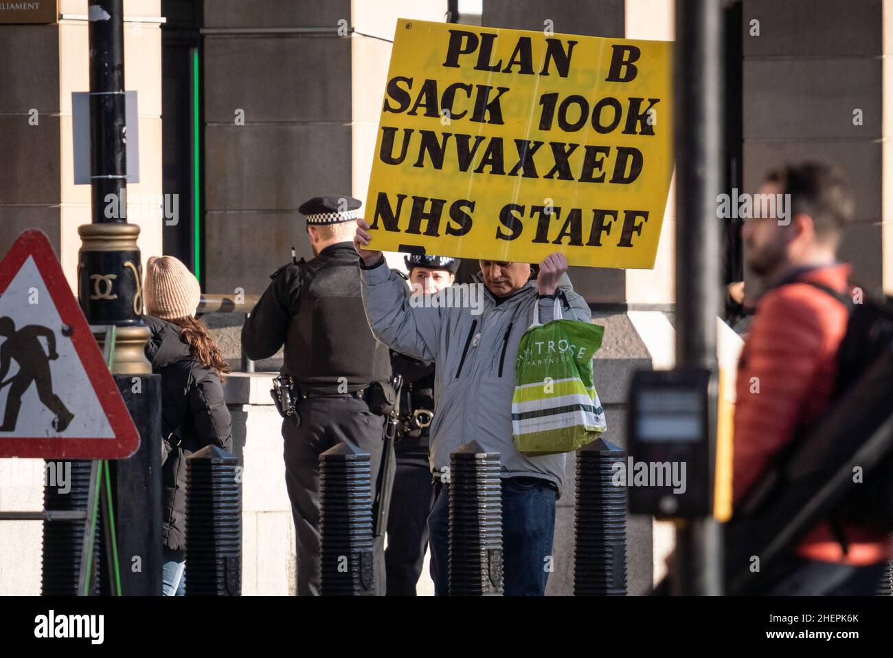 Londra, Regno Unito. 12th gennaio 2022. Un gruppo di manifestanti anti anti-vax fa una protesta statica nel centro di Westminster con cartelli che criticano l'attuale introduzione del vaccino Covid-19. Credit: Guy Corbishley/Alamy Live News Foto Stock