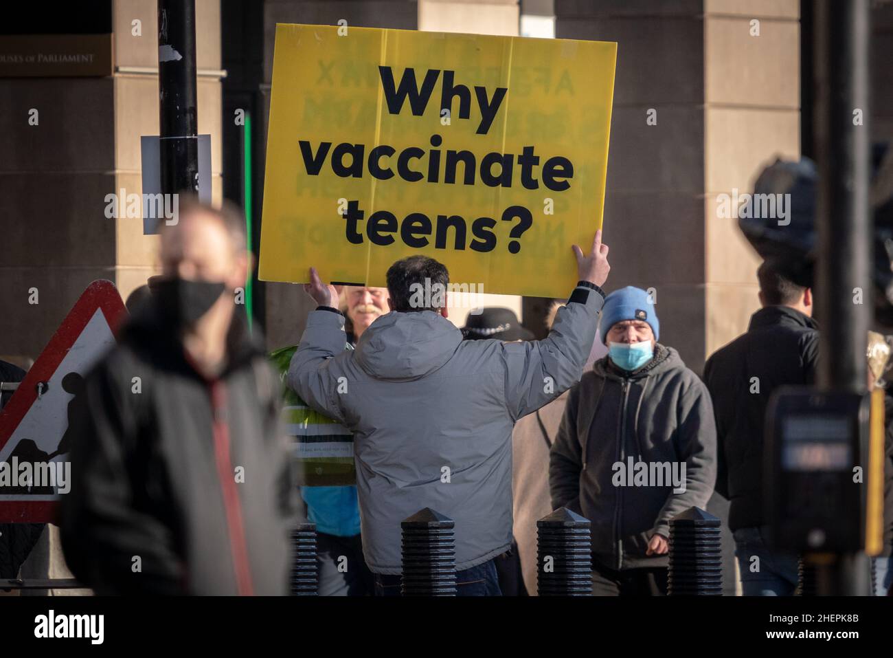 Londra, Regno Unito. 12th gennaio 2022. Un gruppo di manifestanti anti anti-vax fa una protesta statica nel centro di Westminster con cartelli che criticano l'attuale introduzione del vaccino Covid-19. Credit: Guy Corbishley/Alamy Live News Foto Stock