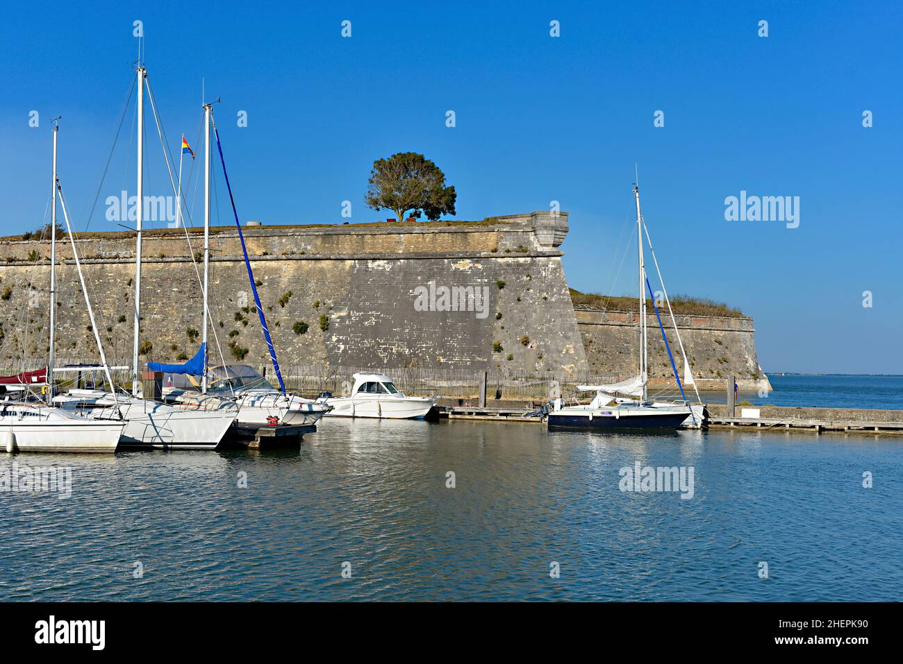 Porto e cittadella a le Chateau d’Oleron, situato sull’isola di Oleron nel dipartimento della Charente-Maritime nella Francia sud-occidentale. Foto Stock