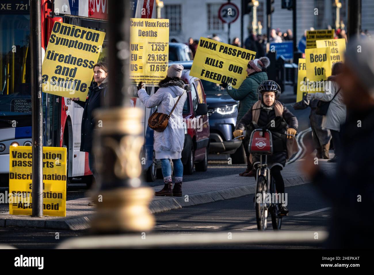 Londra, Regno Unito. 12th gennaio 2022. Un gruppo di manifestanti anti anti-vax fa una protesta statica nel centro di Westminster con cartelli che criticano l'attuale introduzione del vaccino Covid-19. Credit: Guy Corbishley/Alamy Live News Foto Stock