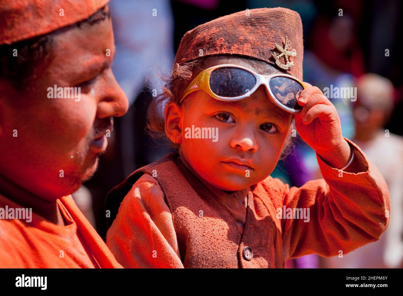 Un volto nella folla durante il Sindoor Jatra (Vermillion Festival) - parte del nuovo anno nepalese (Bisket Jatra) a Bhaktapur. Foto Stock