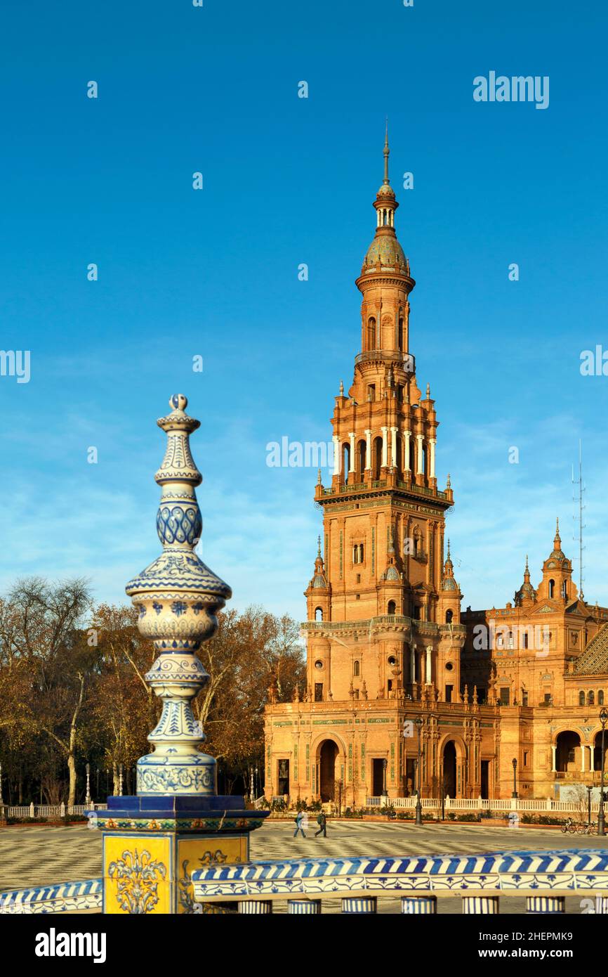 Siviglia, Provincia di Siviglia, Andalusia, Spagna meridionale. Torre Nord della Plaza de España. la piazza fu costruita per la mostra Iberoamericana del 1 Foto Stock