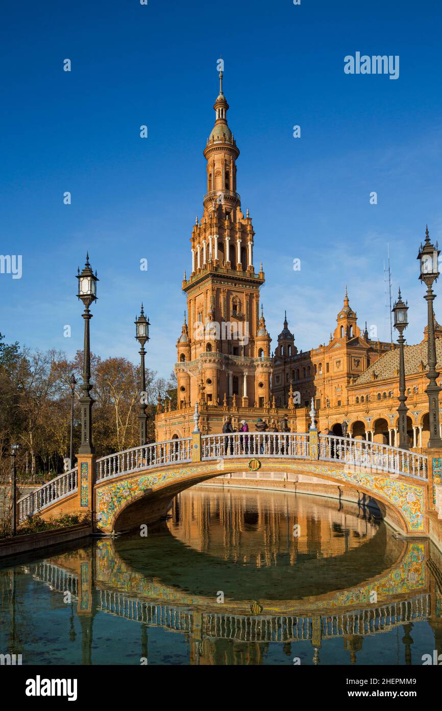 Siviglia, Provincia di Siviglia, Andalusia, Spagna meridionale. Torre Nord della Plaza de España. la piazza fu costruita per la mostra Iberoamericana del 1 Foto Stock