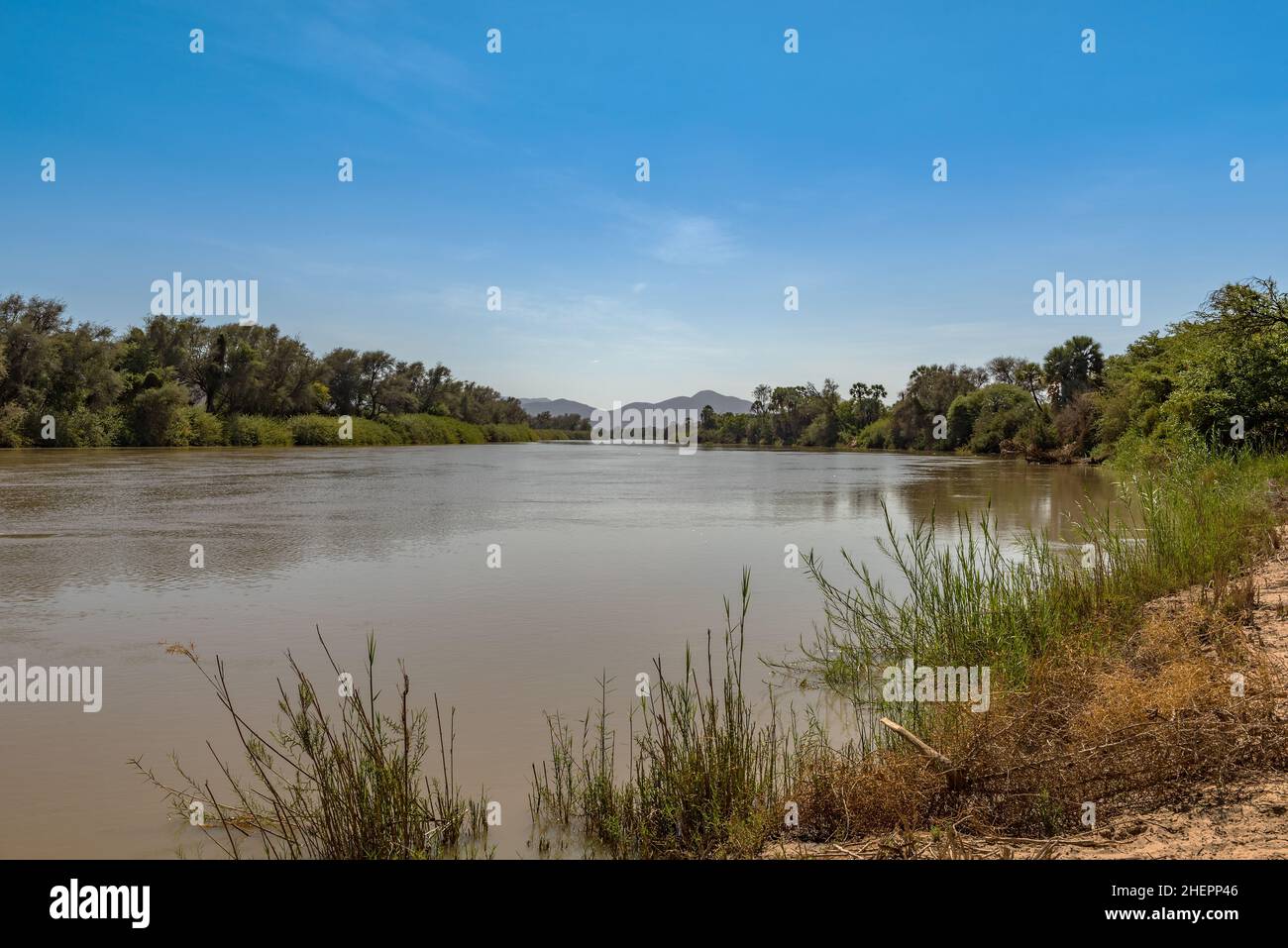 Paesaggio sul fiume Kunene, fiumi di confine della Namibia e Angola, Epupa, Namibia Foto Stock