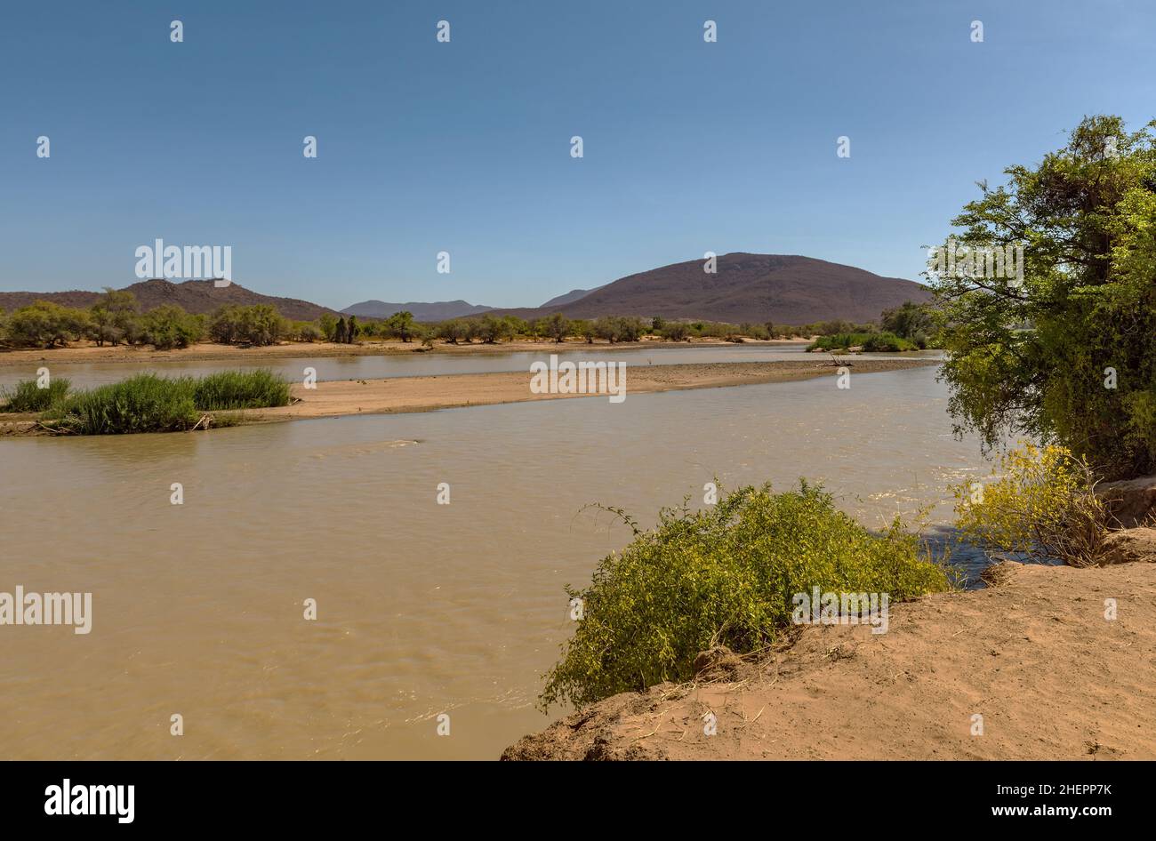 Paesaggio sul fiume Kunene, fiumi di confine della Namibia e Angola, Epupa, Namibia Foto Stock