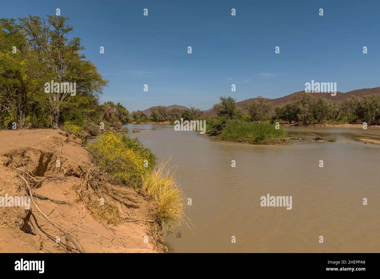 Paesaggio sul fiume Kunene, fiumi di confine della Namibia e Angola, Epupa, Namibia Foto Stock