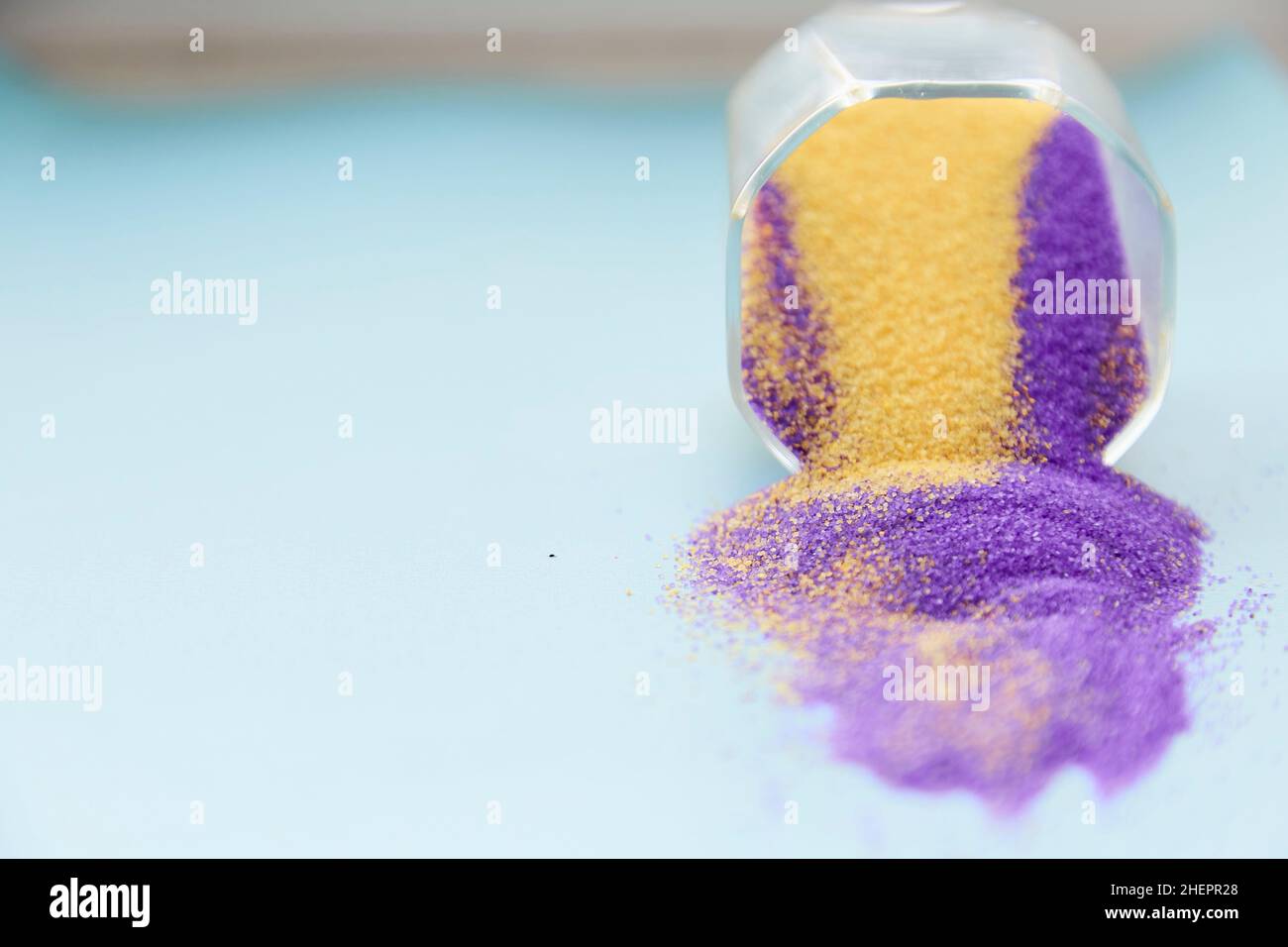 Flussi creativi di sabbia colorata. Occupazione creativa. Spazio di copia. Foto Stock