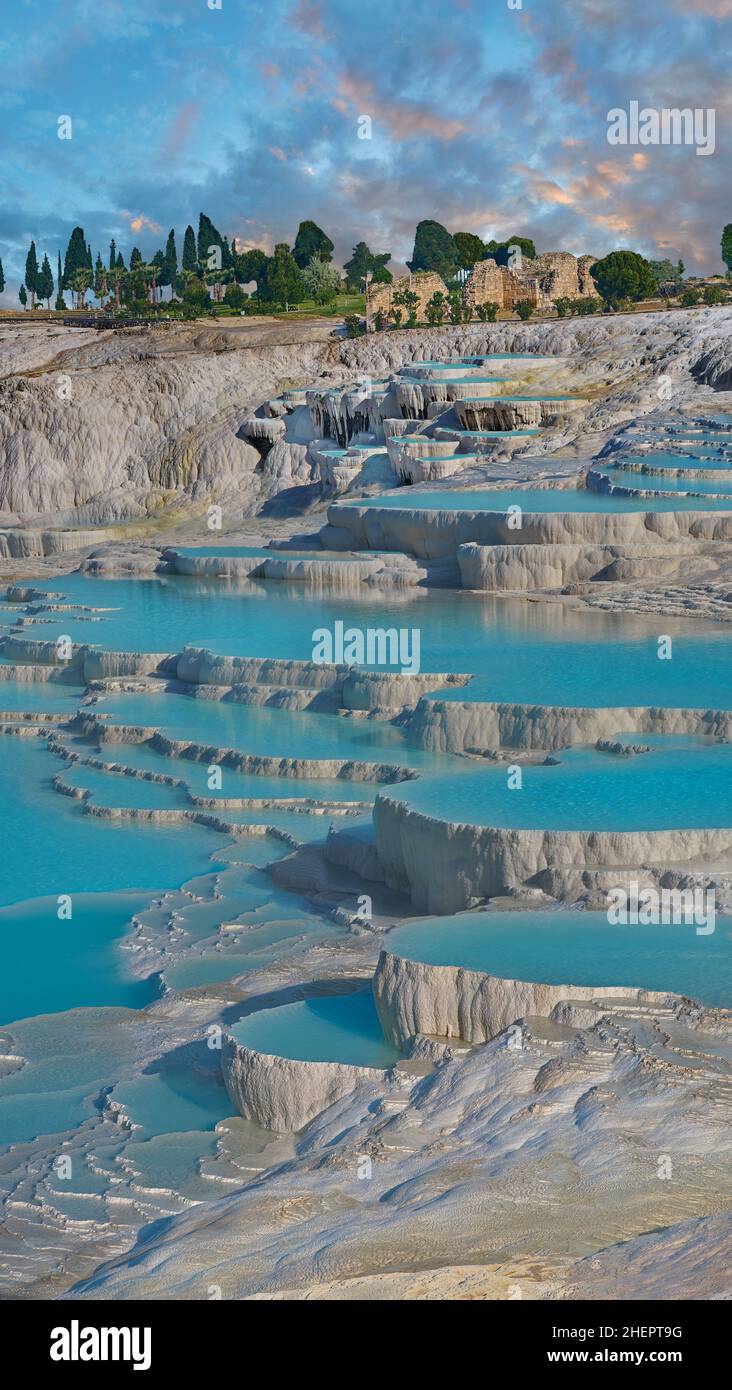 Pamukkale, (castello di cotone) sorgenti termali naturali in travertino piscine termali e terrazze, Denizli, Turchia. Pammukale, originariamente la città greca di Foto Stock