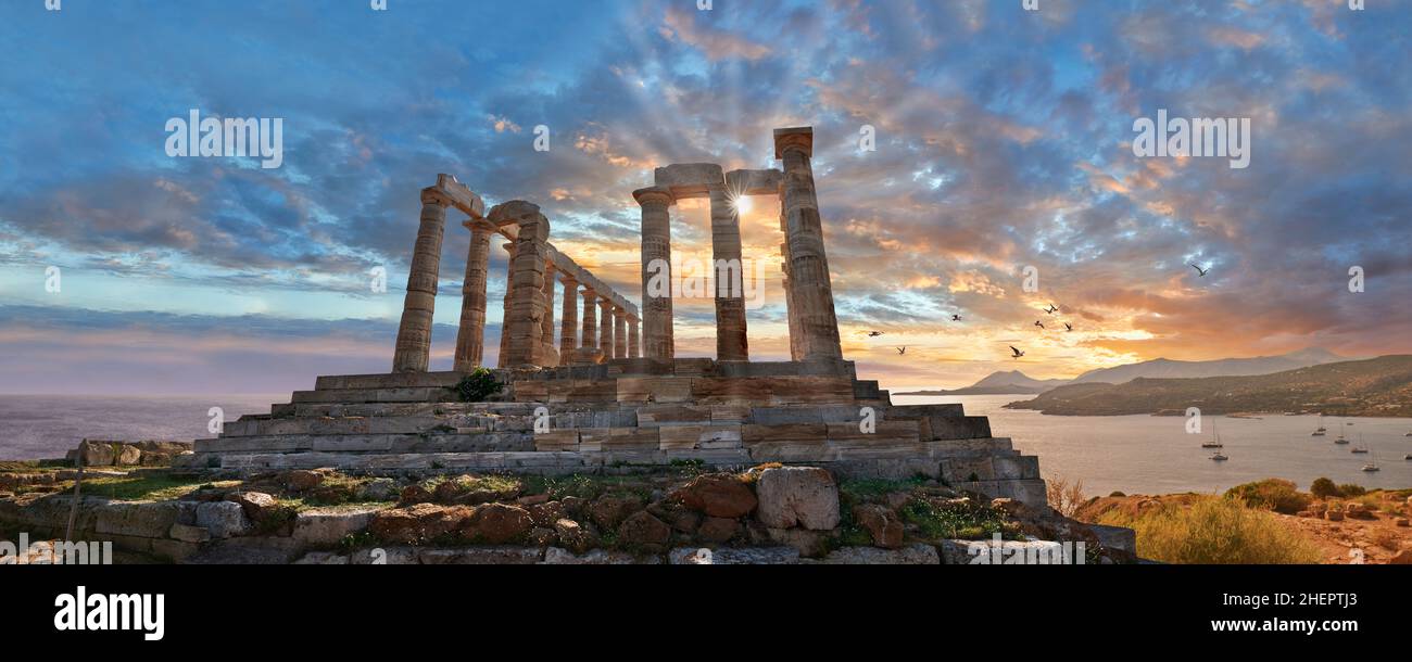 L'antico tempio greco-dorico di Poseidone a Capo Sounion, Grecia, 444–440 a.C. In piedi su un capo alto 200 piedi il tempio di Poseidone è un punto di riferimento vi Foto Stock