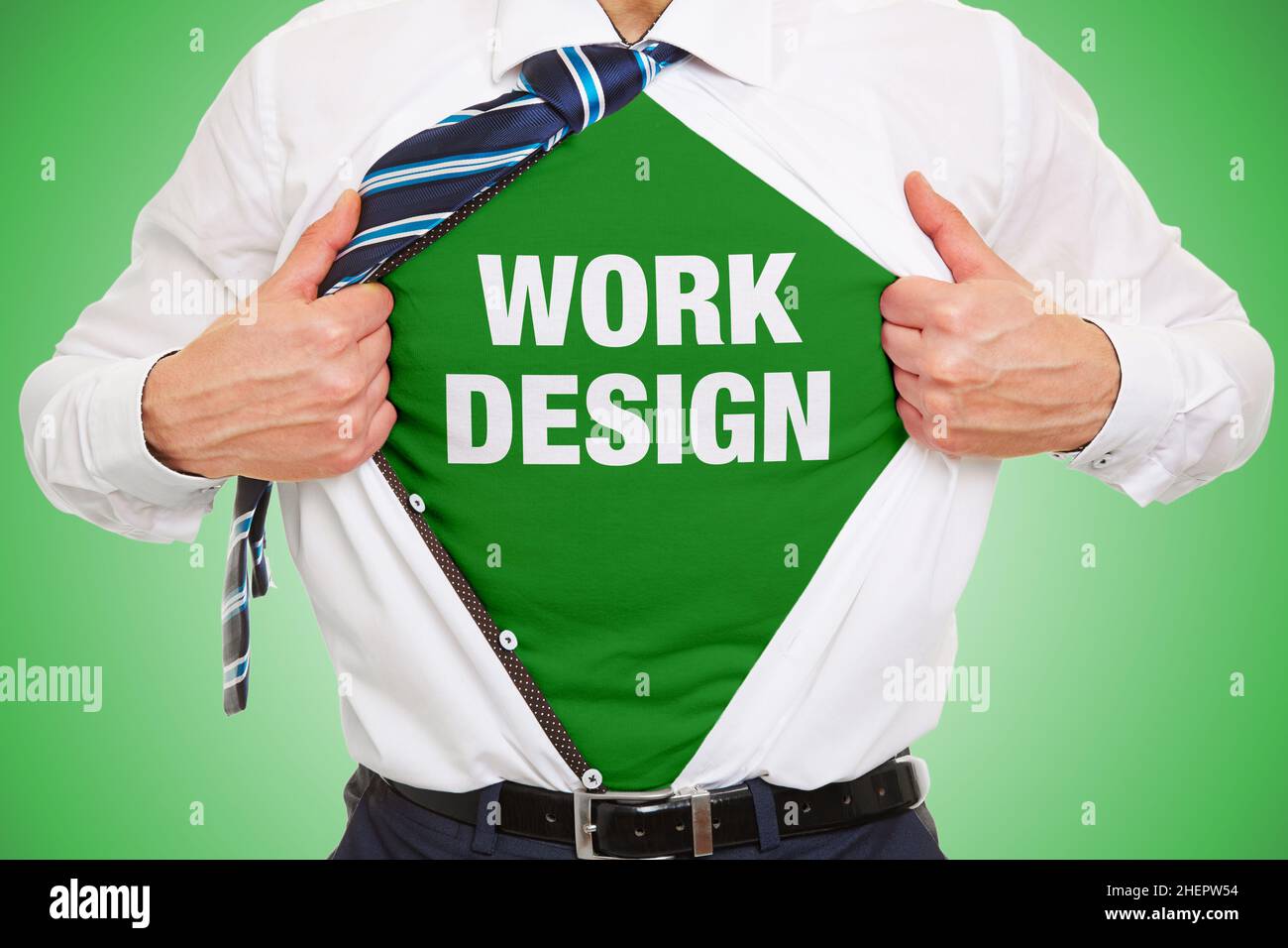 Il responsabile mostra la scritta Work Design sotto la camicia come concetto di design del lavoro Foto Stock