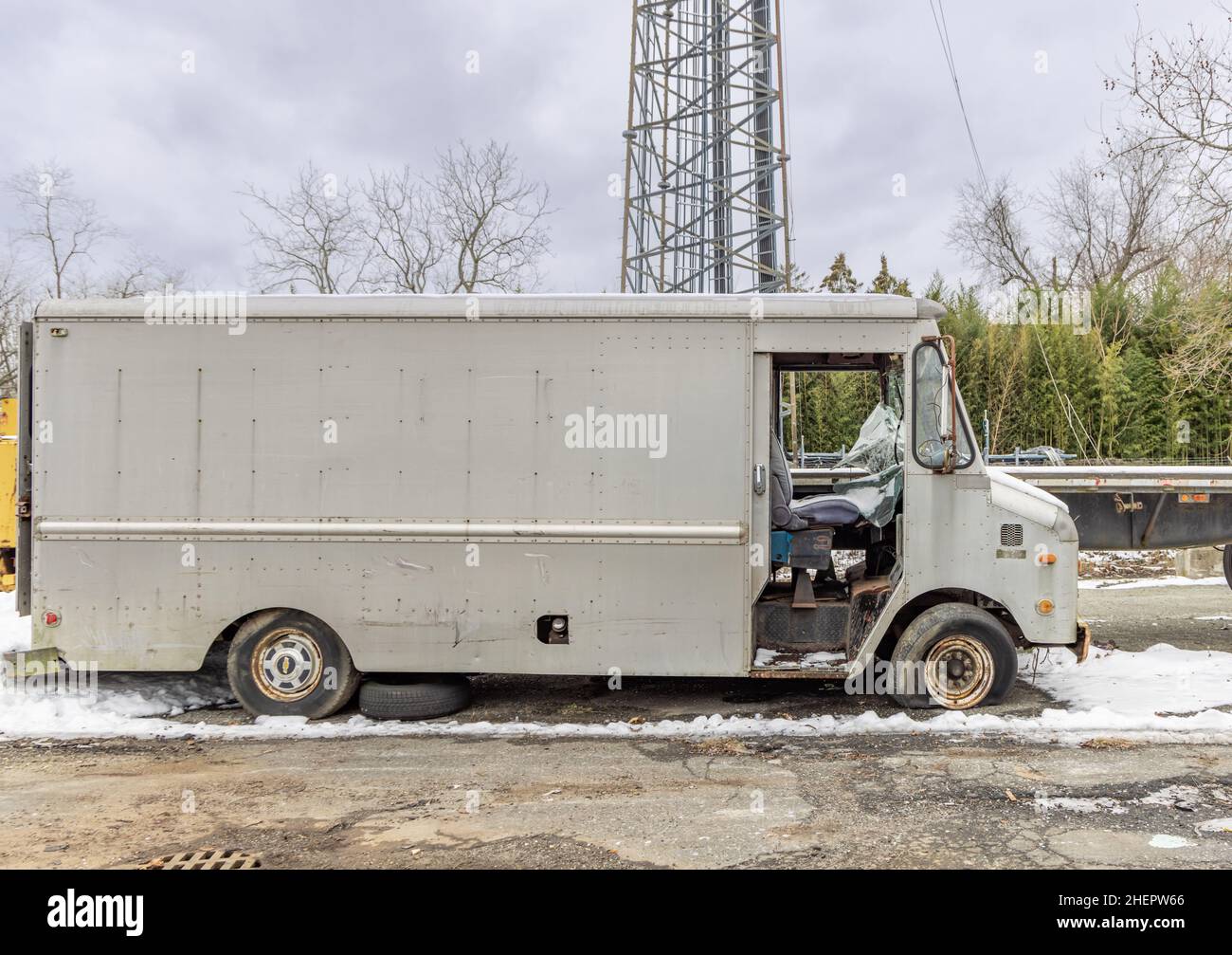 Abbandonato il box truck in una fredda giornata invernale Foto Stock