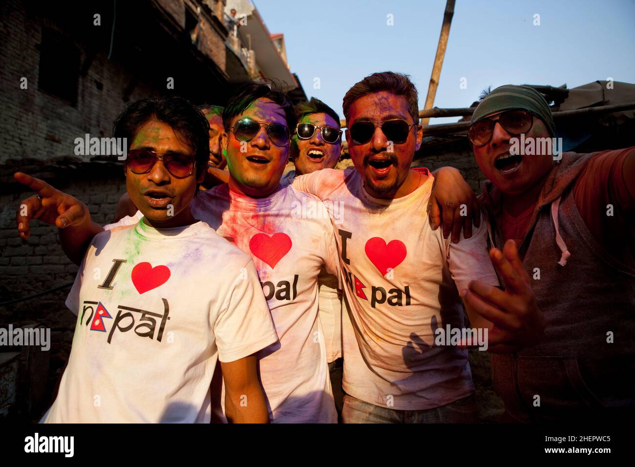 La folla raggiunge il campo di febbre mentre festeggia il Sindoor Jatra (Vermillion Festival) come parte del nuovo anno nepalese (Bisket Jatra) a Bhaktapur. Foto Stock