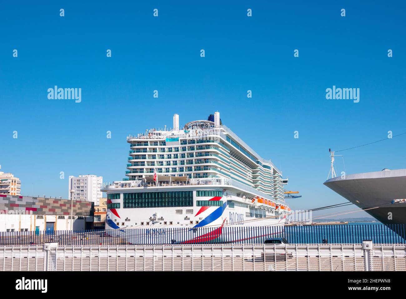 Il P&o Cruise Liner, Iona, nel porto Foto Stock
