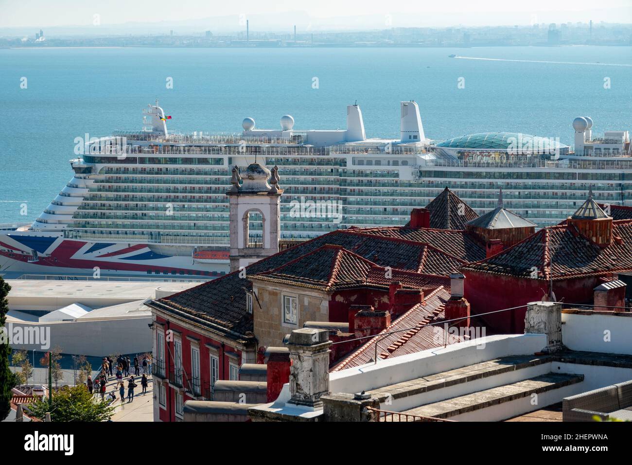 Il P&o Cruise Liner, Iona, nel porto visto su tetti in tegole Foto Stock