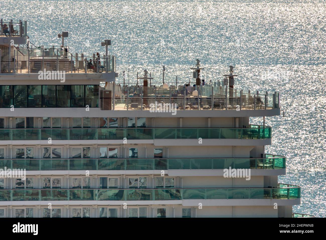Il P&o Cruise Liner, Iona, retroilluminato con mare scintillante. Foto Stock
