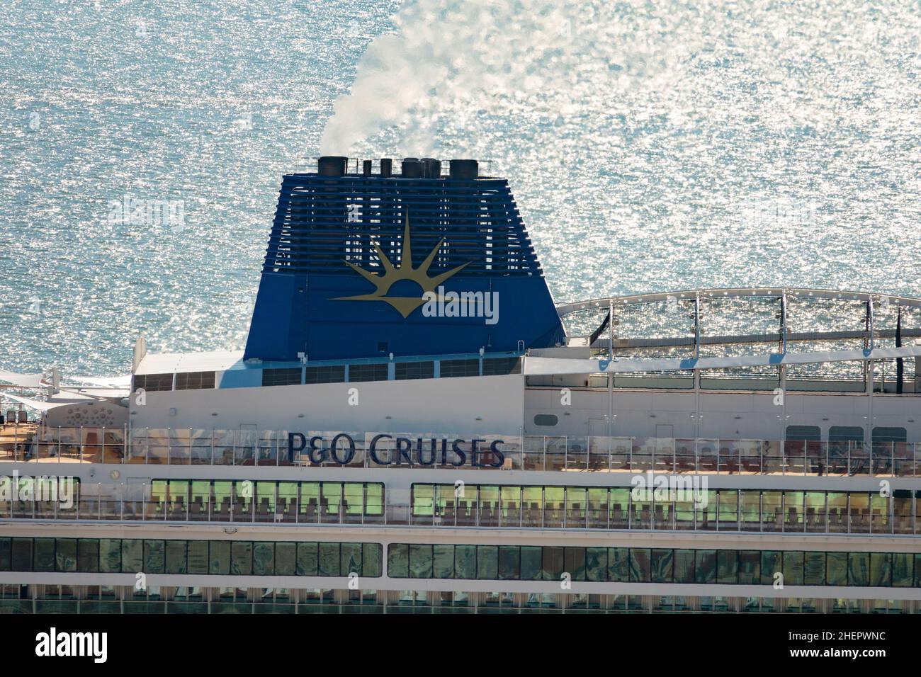 Il P&o Cruise Liner, Iona, retroilluminato con mare scintillante. Foto Stock