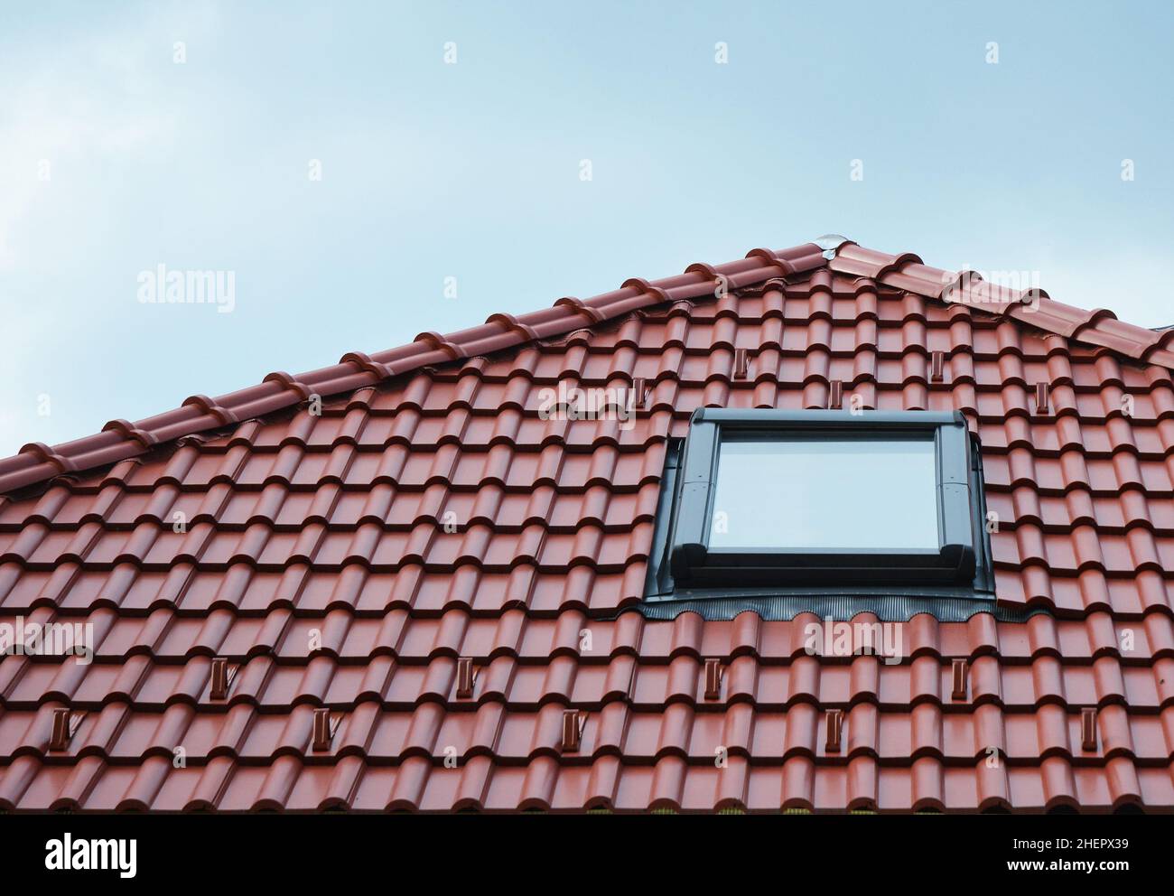 Attico lucernario finestra su piastrelle rosse tetto casa all'aperto. Attico Skylights Home Design idee esterni. Foto Stock