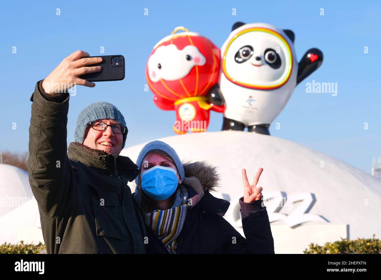 PECHINO, CINA - 12 GENNAIO 2022 - Pechino 2022 Mascotte olimpiche invernali 'Bing DWEN DWEN' e 'huey Rhon Rhon Rhon' sono viste su una strada di notte a Beijin Foto Stock