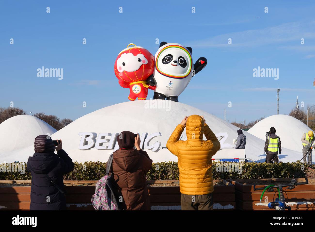 PECHINO, CINA - 12 GENNAIO 2022 - Pechino 2022 Mascotte olimpiche invernali 'Bing DWEN DWEN' e 'huey Rhon Rhon Rhon' sono viste su una strada di notte a Beijin Foto Stock