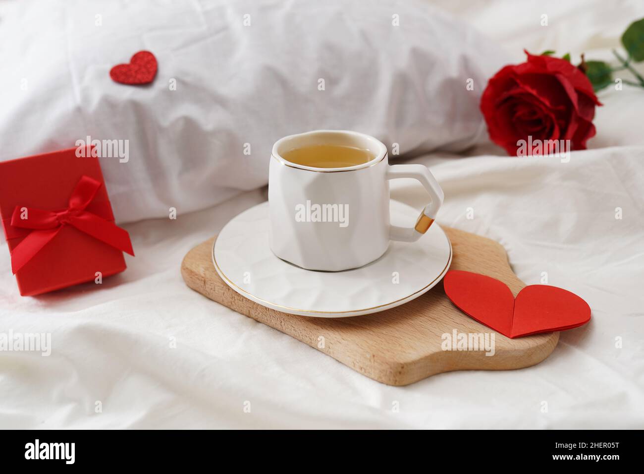 festa di san valentino colazione con rosa rossa festa degli innamorati  Stock-Foto