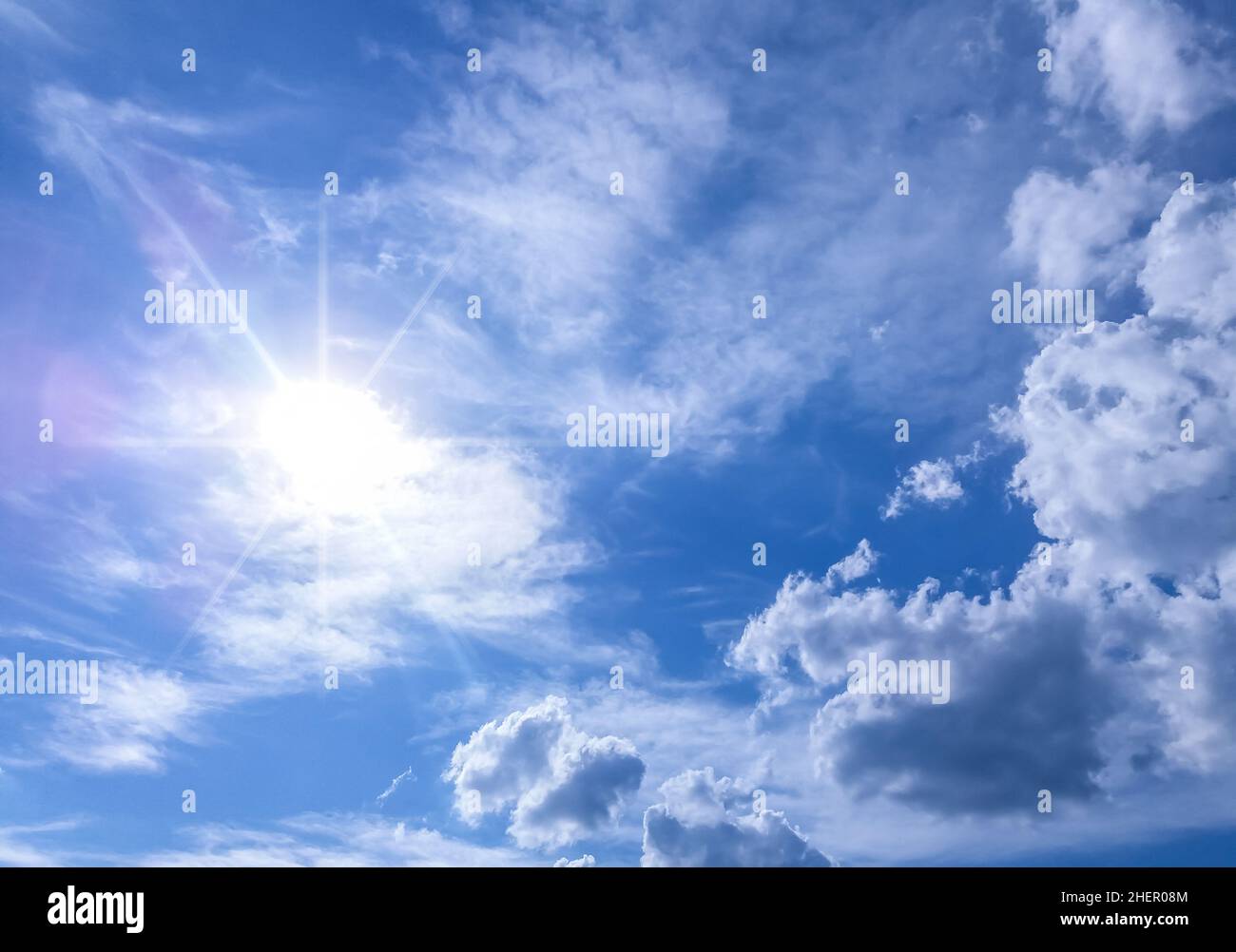 Bellissimo cielo blu con fascio di sole dietro la nuvola. Foto Stock