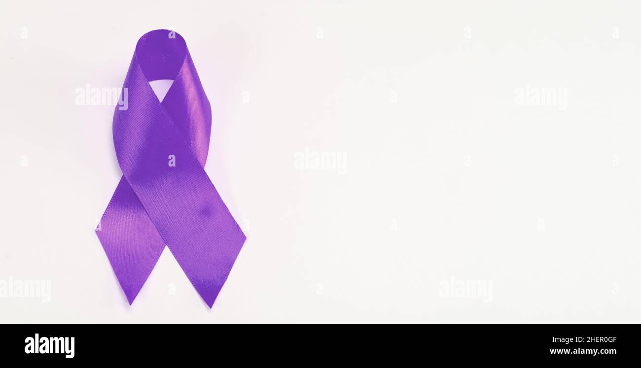 Nastro di consapevolezza viola su sfondo bianco. Cancro lotta sfide. Foto Stock