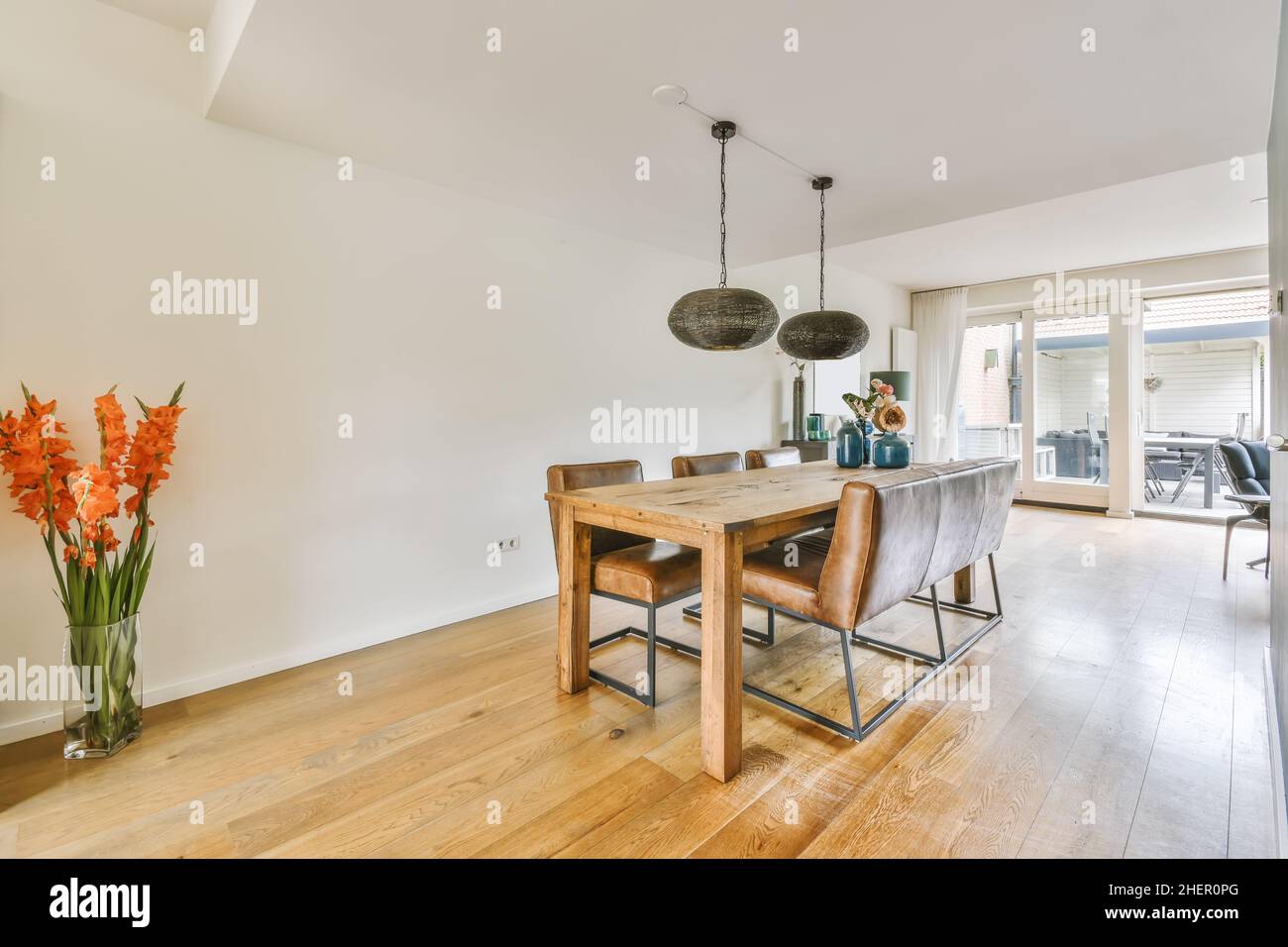 Splendida sala da pranzo con tavolo in legno e decor blu Foto Stock