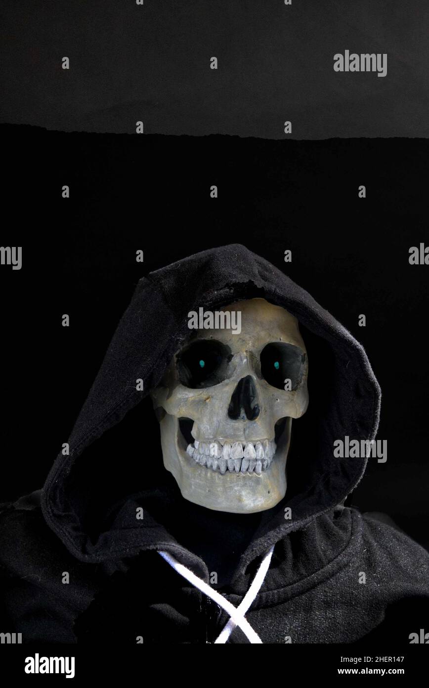 Morte in felpa con cappuccio, ritratto di cranio umano con cappuccio. Foto Stock