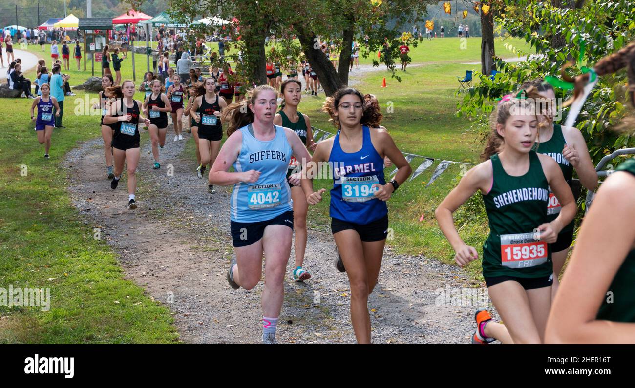 Cascate di Wappingers, New York, USA - 16 ottobre 2021: Ragazze delle scuole superiori che gareggiano in una gara di cross counry nel parco Bowdoin un pomeriggio caldo. Foto Stock
