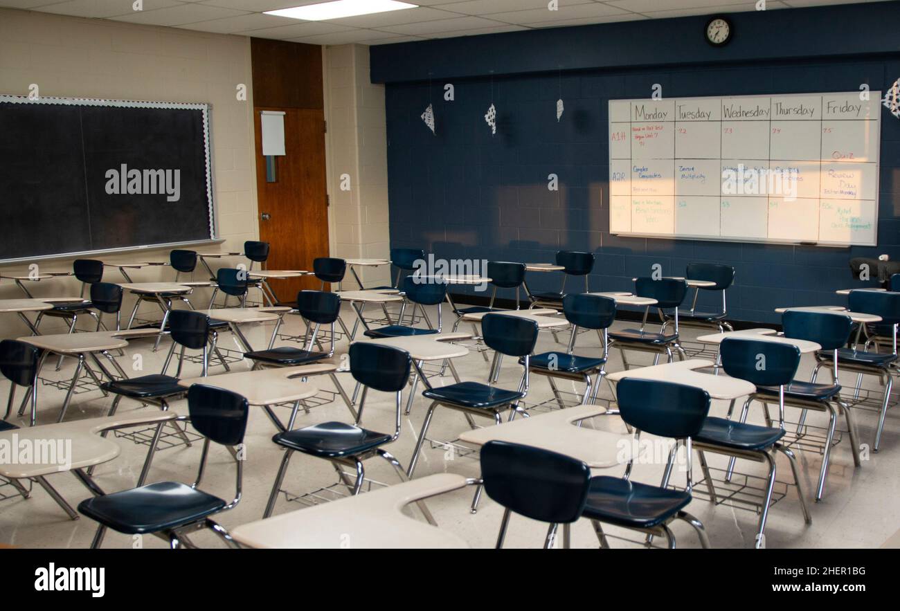 Un'aula della scuola superiore in attesa che i bambini ritornino all'apprendimento quotidiano. Foto Stock