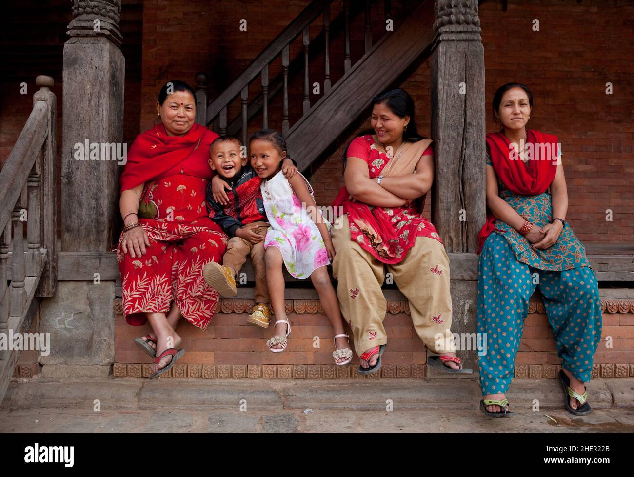 La gente del posto si diverte a Durbar Square, Bhaktapur, durante i festeggiamenti di Capodanno nepalese (Bisket Jatra). Foto Stock