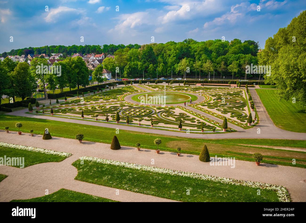 Bella vista aerea del Giardino Nord del Palazzo Ludwigsburg in Germania. La broderie in stile barocco parterre intorno ad un piccolo lago con un... Foto Stock
