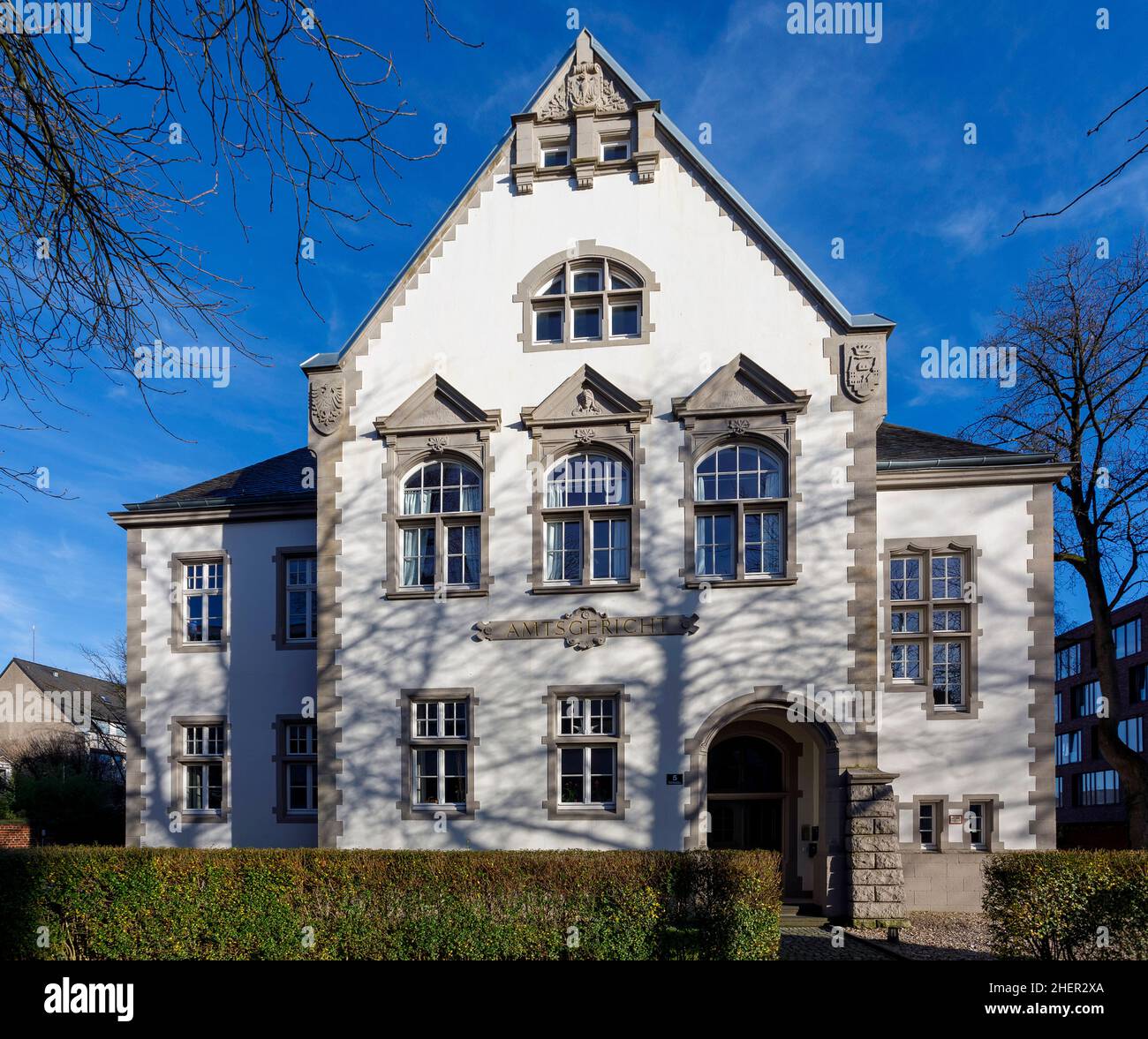 Mettmann District Court, lo storico tribunale del 1900 accanto al nuovo edificio è protetto da monumenti Foto Stock