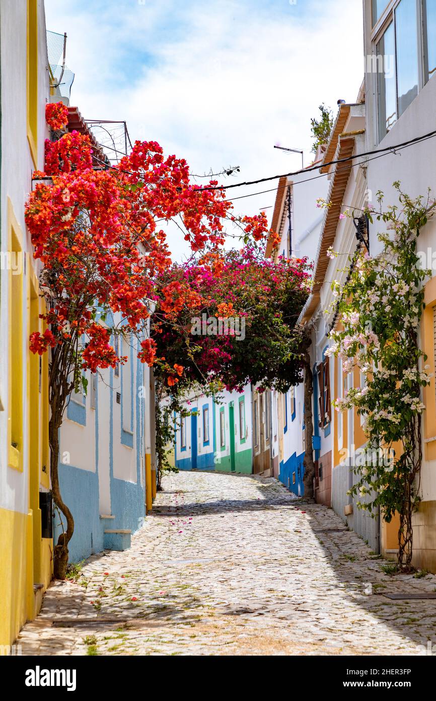 Sui vicoli stretti di Ferragudo, Algarve, Portogallo, Europa Foto Stock