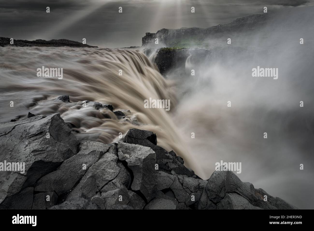Dettifoss possente con una grande quantità di acqua argentata in estate. Foto Stock