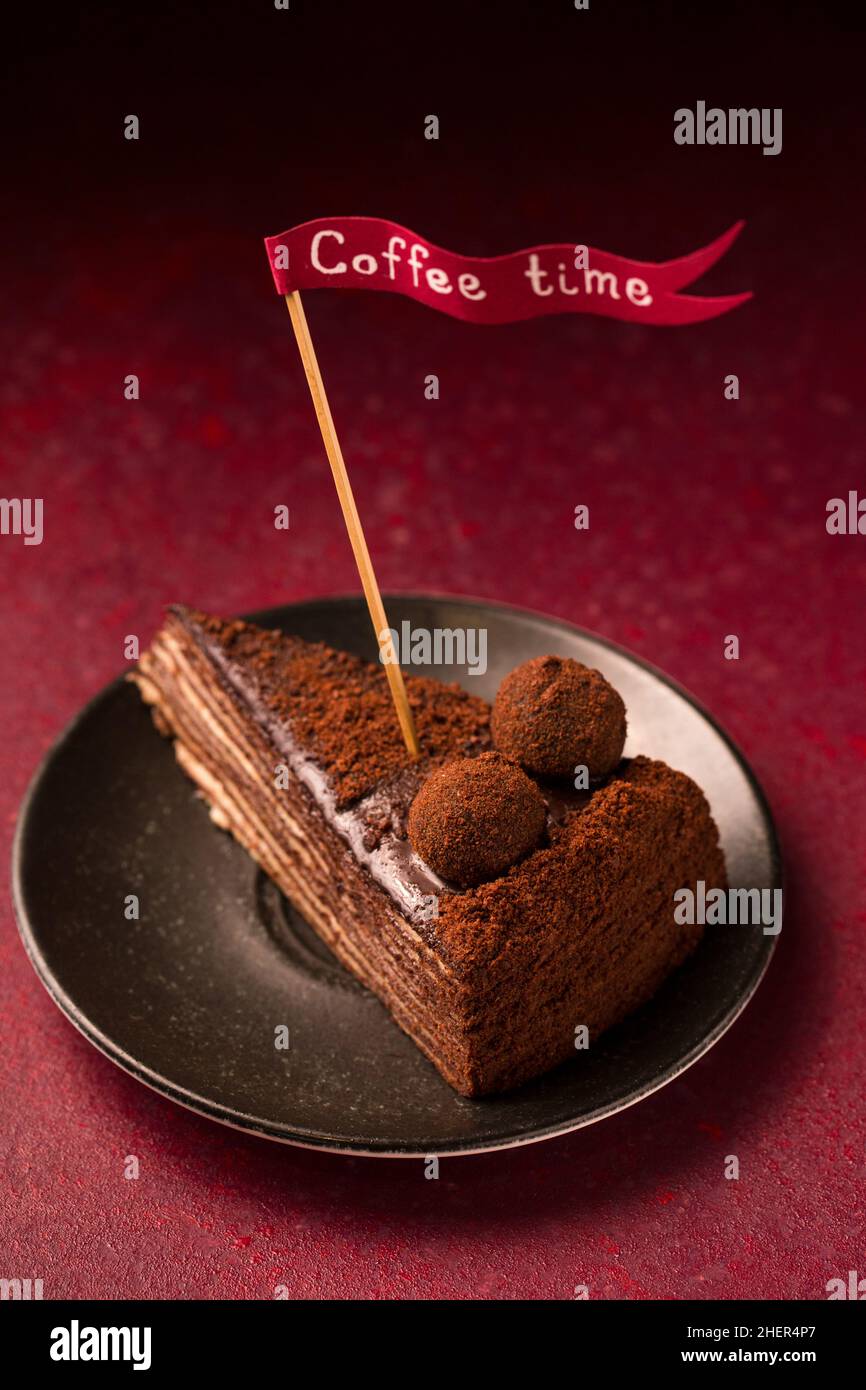 Torta al cioccolato multistrato Spartacus su sfondo borgogna Foto Stock