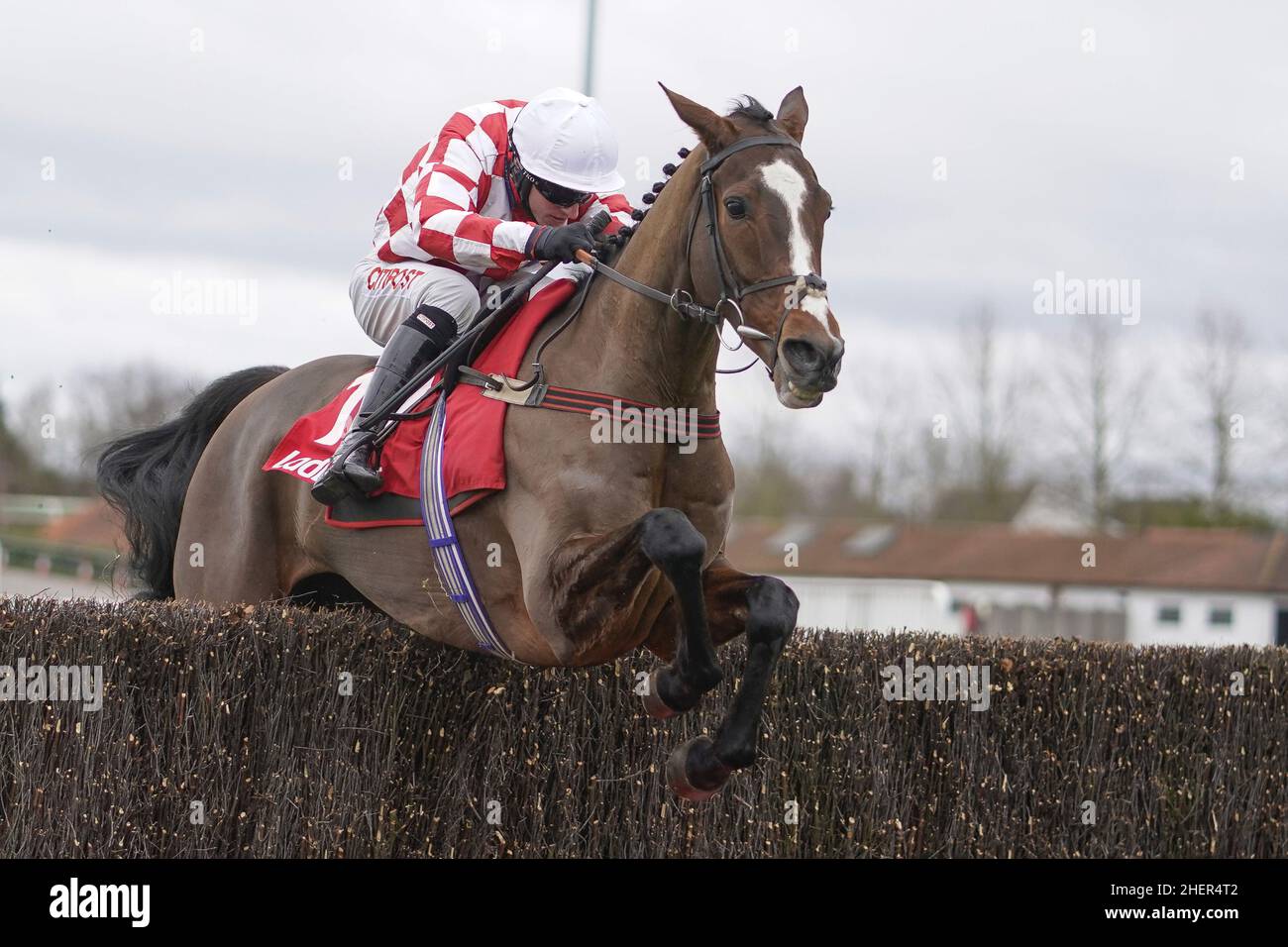 Foto dell'archivio del 26-12-2020 di Wedge Riding Killer Clown. Non è spesso un allenatore è soddisfatto dei punti di handicap rivisti, ma Emma Lavelle insiste che è “felice” Killer Clown è stata data una possibilità di lotta dopo la sua vittoria a margine ampio a Wincanton il Sabato. Data di emissione: Mercoledì 12 gennaio 2022. Foto Stock