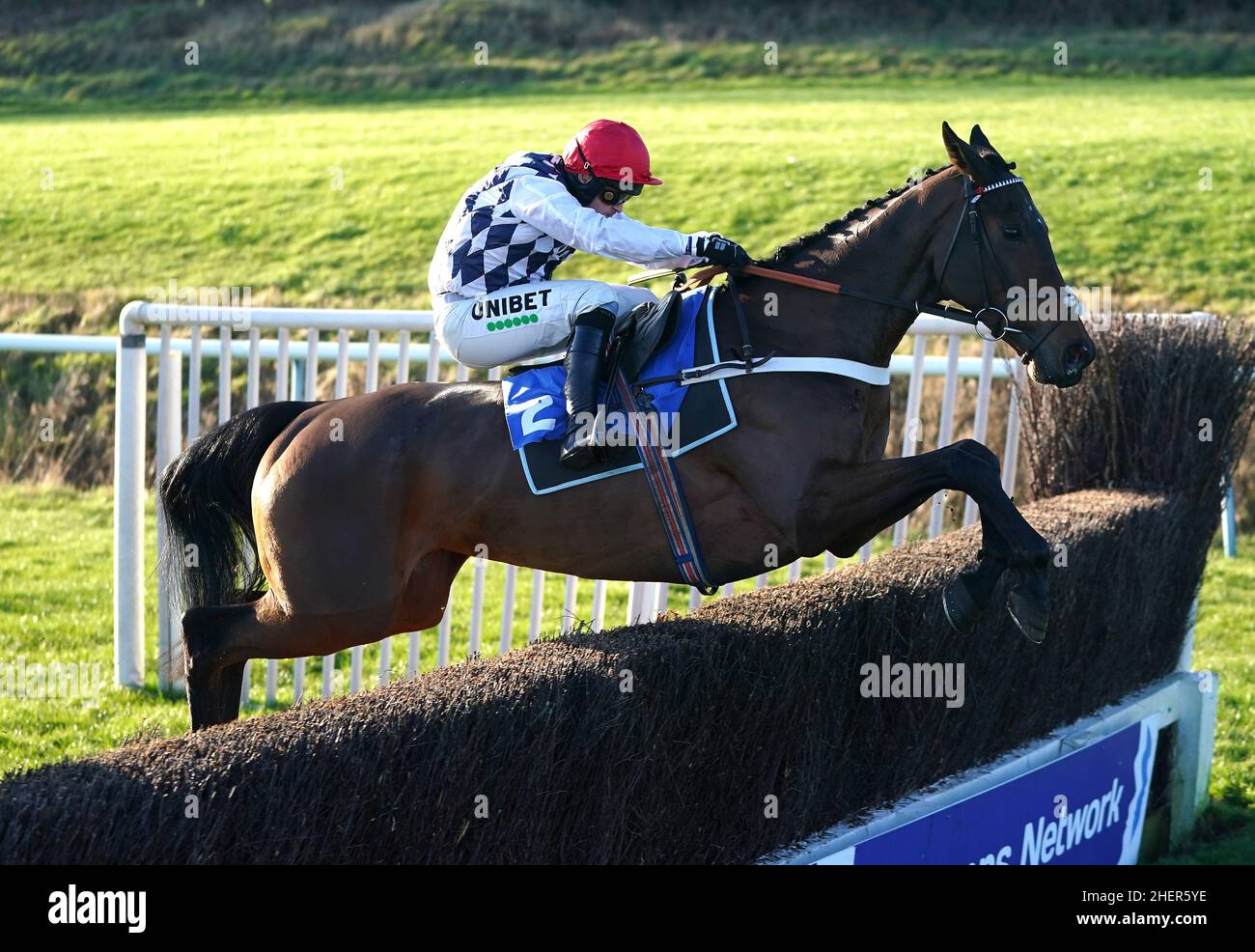 Dusart guidato dal jockey Nico de Boinville sulla strada per vincere la Pertemps Network Novices' Chase all'ippodromo di Leicester. Data immagine: Mercoledì 12 gennaio 2022. Vedi PA Story RACING Leicester. Il credito fotografico dovrebbe essere: Mike Egerton/PA Wire. RESTRIZIONI: L'uso è soggetto a restrizioni. Solo per uso editoriale, nessun uso commerciale senza previo consenso da parte del titolare dei diritti. Foto Stock