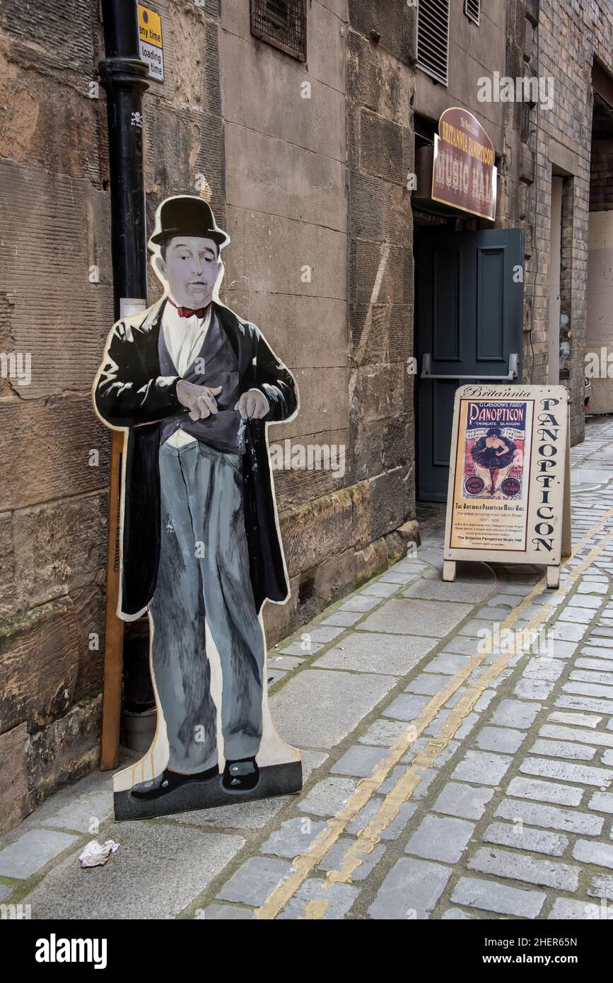 Cartone Stan Laural all'ingresso laterale della sala di musica Britannia Panoptican a Glasgow Scozia Foto Stock