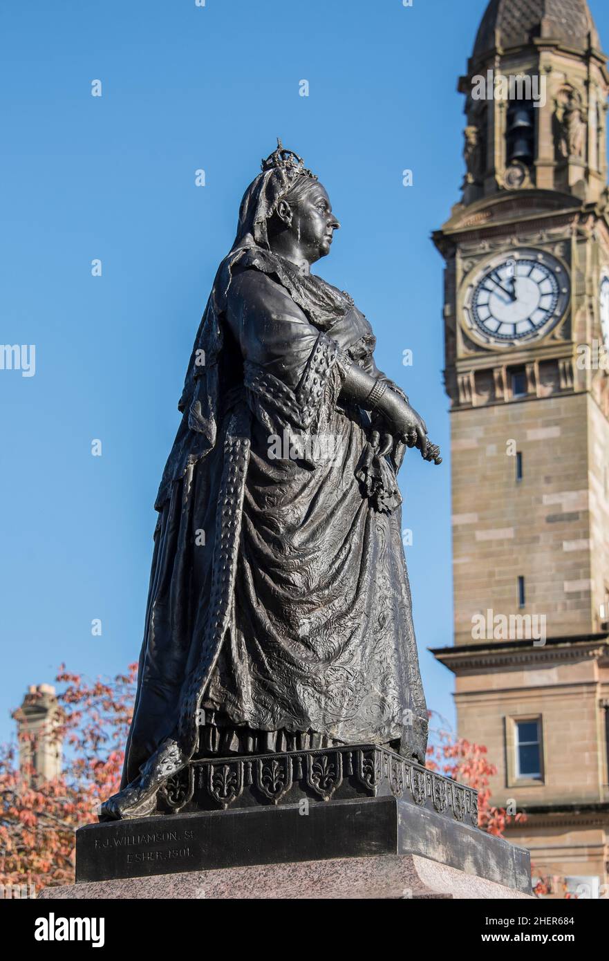 Statua della Regina Vittoria a Dunn Square Paisley Scozia Foto Stock