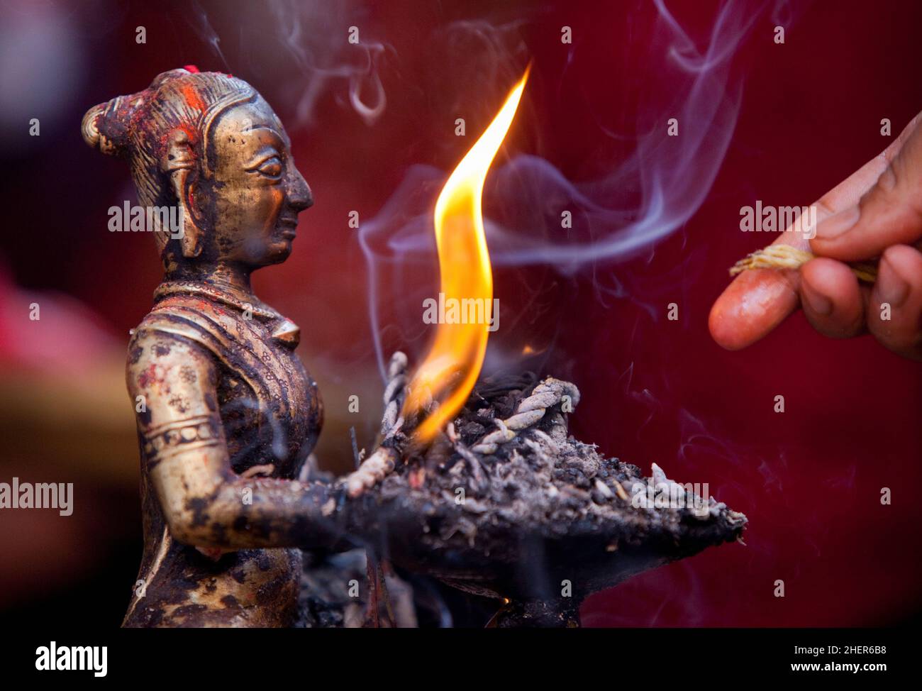 Idolo indù con incenso ardente e strisciato in scarlatto durante il Capodanno Nepalese (Bisket Jatra) festeggiamenti a Bhaktapur. Foto Stock