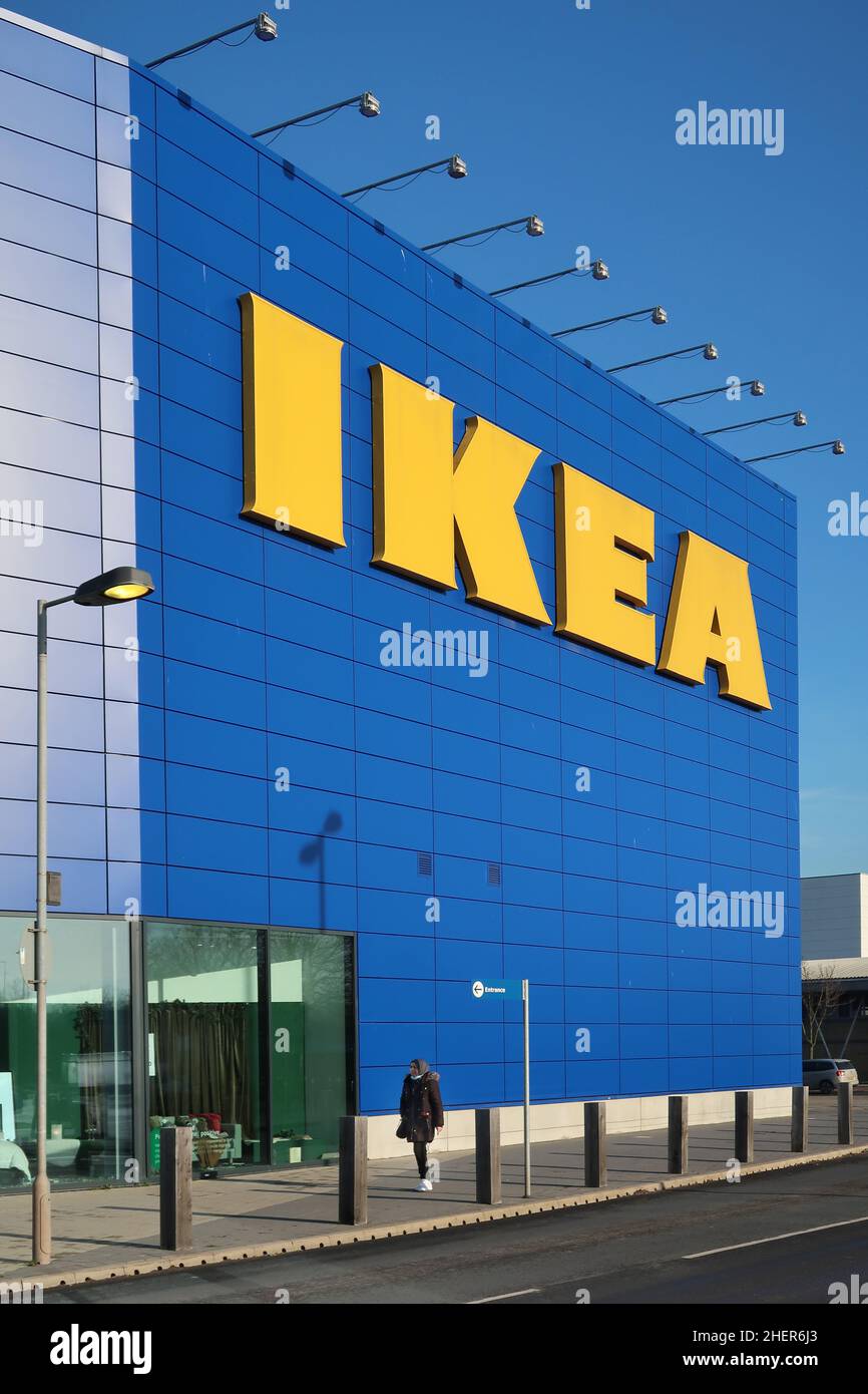 Facciata principale e ingresso al negozio IKEA a Greenwich, nel sud-est di Londra, Regno Unito. Millennium Leisure Park. Foto Stock