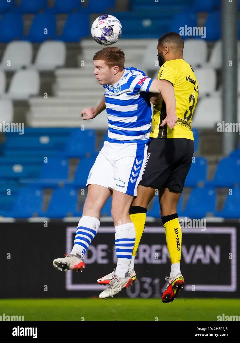 DOETINCHEM, PAESI BASSI - GENNAIO 9: Devin Haen di De Graafschap e Kristopher da Graca di VVV-Venlo gareggiano per la palla di testa durante la partita olandese Keukenkampioendivisie tra De Graafschap e VVV-Venlo a De Vijverberg il 9 Gennaio 2022 a Doetinchem, Paesi Bassi (Foto di Rene/Nihuis Orange) Foto Stock