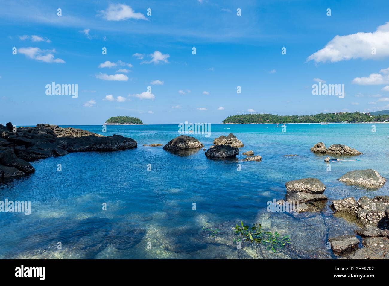 Spiaggia con acqua limpida con sabbia bianca e dorata, cielo blu, in un'area di vacanza tropicale. Spiaggia di Kata a Phuket, Thailandia, una foto con copyspace. Foto Stock