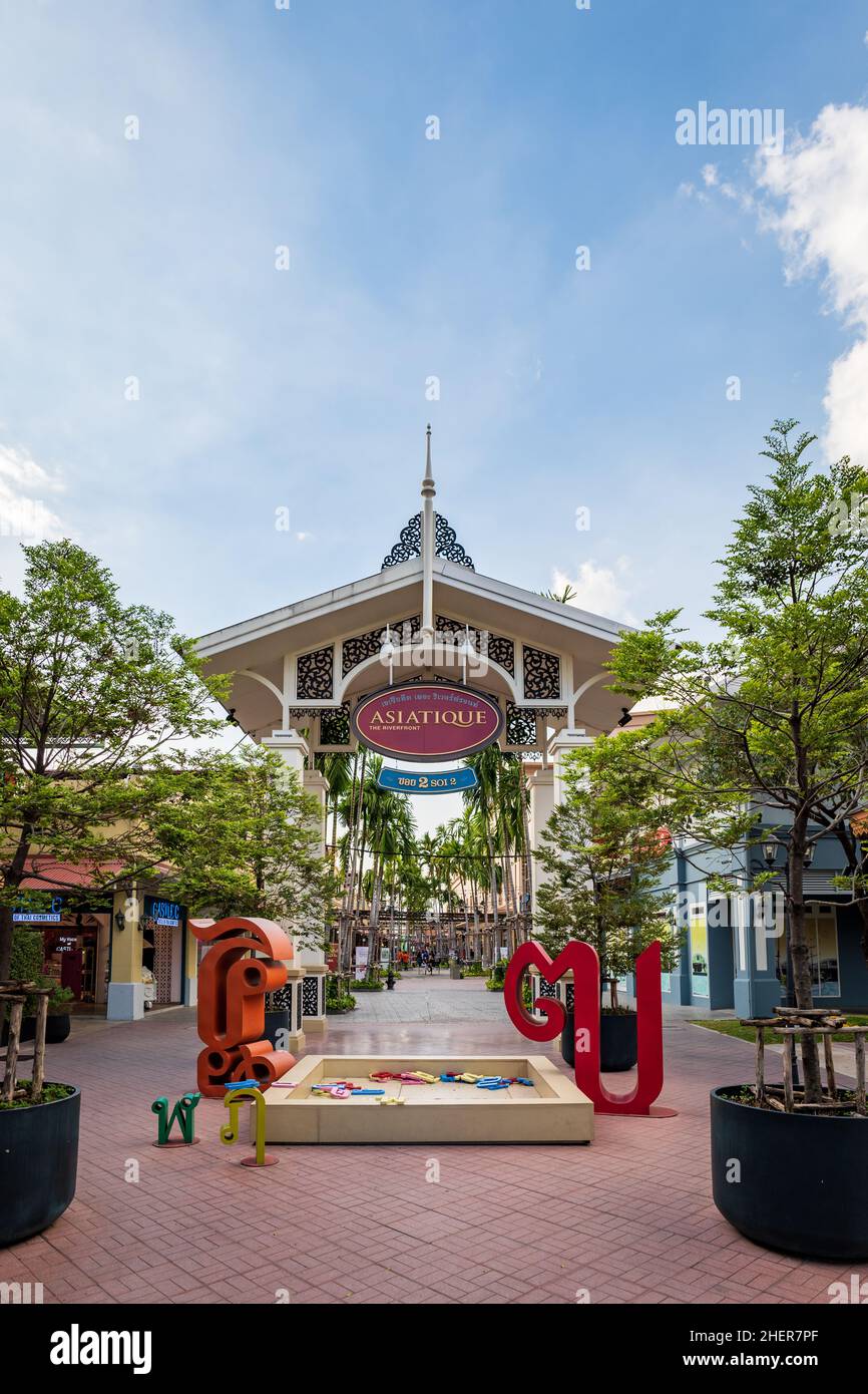 Bangkok, Thailandia - Dicembre 2021: Asiatique il lungofiume, un grande centro commerciale all'aperto popolare a Bangkok, Thailandia. La vista del centro commerciale Asiatique Foto Stock