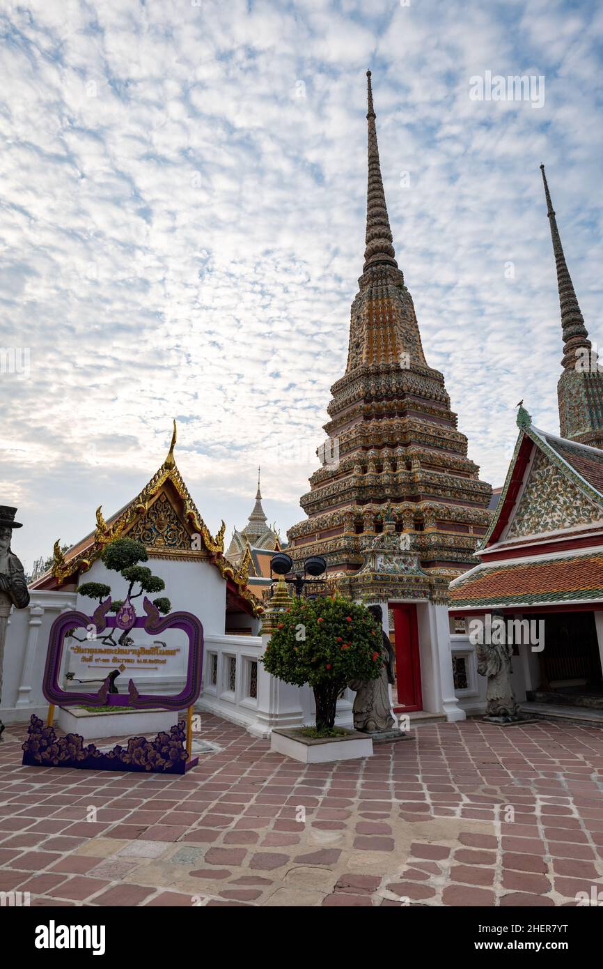 Wat Pho, anche scritto Wat po, un complesso di templi buddisti riconosciuto dall'UNESCO a Bangkok, in Thailandia. Foto Stock